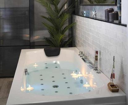 Una bañera de hidromasaje muy espaciosa para relajarse en el baño de este apartamentos de lujo con vistas panorámicas.