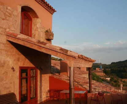 Foto de Villa Can Sulo, donde se observa la facahada del lugar