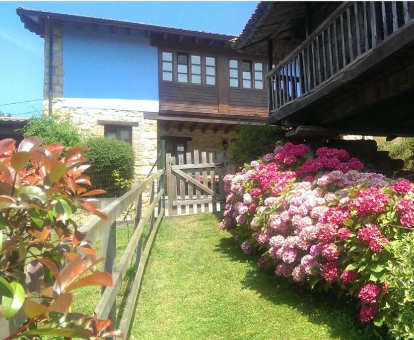 Foto lateral de casa Pruneda donde se puede observar su jardín y entrada