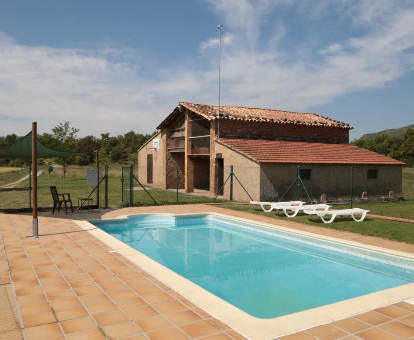 Foto de Casa Rural Sant Joan, donde se observa la piscina y el ambiente que rodea la casa