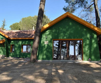 Foto de Casa Rural Villa Ángeles donde se visualiza el amplio comedor, la sala de estar y la salida 