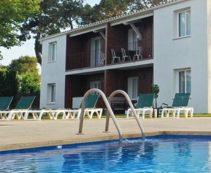 Foto de Villa costa brava donde se puede ver la terraza, zona verde y parte de la piscina