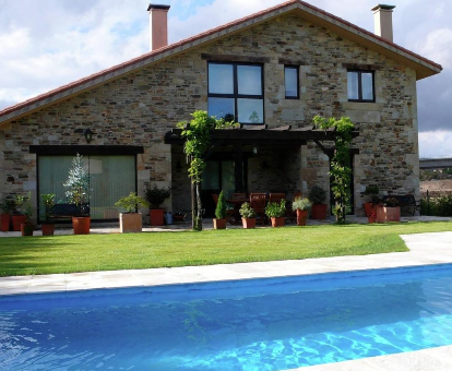 Foto de Cozy Holiday Home in Costoia With donde s eobserva la casa y su hermosa piscina