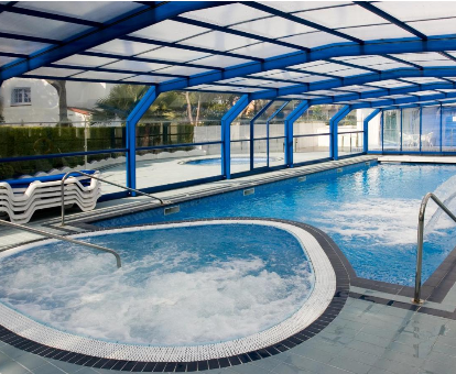 Foto de la espectacular piscina con jacuzzi en el Hotel masd Mediterraneo 