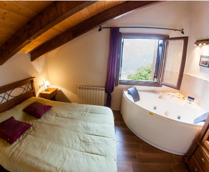 Foto del jacuzzi en una de las habitaciones del Hotel Balcon del Pirineo Rural Ordesa