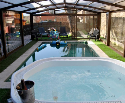 Foto de la zona de piscina con jacuzzi en la Casa Rural Mansion Villa Adela 