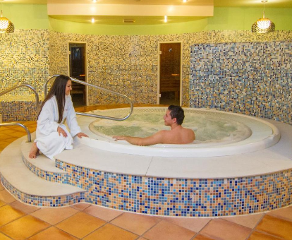 Foto del relajante jacuzzi en el Hotel Golden Bahia de Tossa Spa