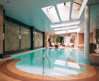 Foto de la impresionante piscina con jacuzzi en el Hotel Cap Roig by Brava