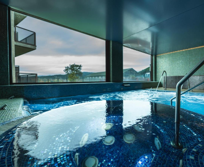 Foto de la impresionante piscina con jacuzzi en el Hotel Mas Sola
