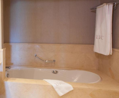 Foto de precioso jacuzzi en la habitacion dentro de Lopesan Villa del Conde Resort Thalasso