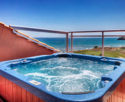 Foto del jacuzzi con vista al mar en el Hotel Sunway Playa Golf y Spa Sitges