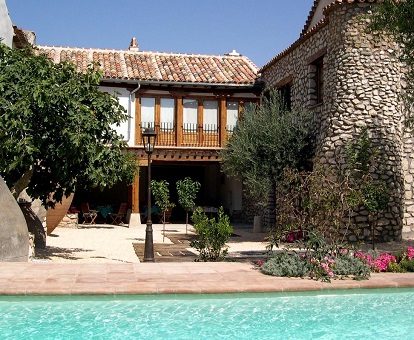 foto exterior de Villa La casa del Tío Luís, donde se observa la piscina, balcón y parte de la terraza.