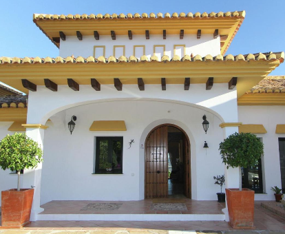 Foto de la entrada a Luxury villa donde se puede observar su entrada