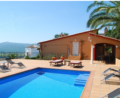 Foto de Plus Villa con vista del exterior donde se aprecia la piscina, zonas de estar exteriores, parte de la vista y la Villa.
