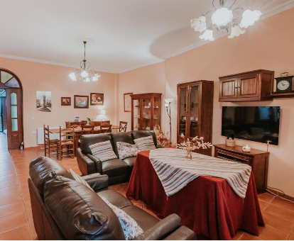 Foto de la hermosa sala de estar y comedor de Villa casa rural Amparo