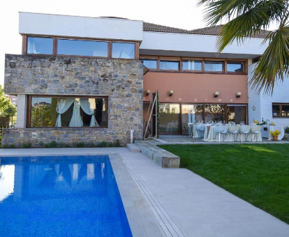 Foto de Villa Alma Home donde se puede ver el comedor al aire libre y parte de la piscina