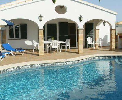 Foto de Villa Begonia donde se observa la vista a la piscina
