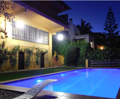 Foto de Villa Bellamar con vista a la piscina al atardecer