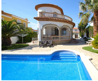 Foto trasera de Villa Blanca, donde se puede visualizar su estructura y el espacio de la piscina