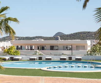 Foto de Villa Bogamari donde se observa la villa y la zona de la piscina a lo lejos
