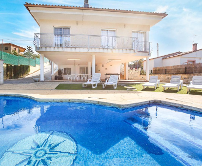 Foto de la fachada de Villa Brisamar donde se observan sus dos niveles, terraza y hermosa piscina.