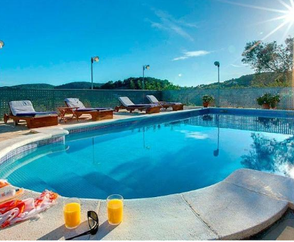 Foto de la piscina de Villa Can lluc en un día soleado