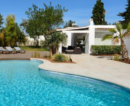 Foto de Villa Can Marton, aquí se muestra la villa y parte de la piscina