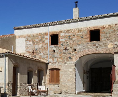 Foto de la entrada a la Casa de Pueblo Montenegro donde se observa su estructura de piedra