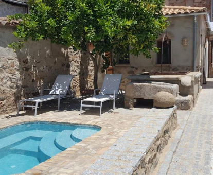 Foto de Villa Casa de Pueblo Montenegro donde se observa parte del área de la piscina y tumbonas
