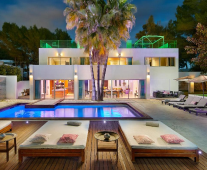 Foto de villa casa India Ibiza donde se observa la villa, piscina y zonas de descanso