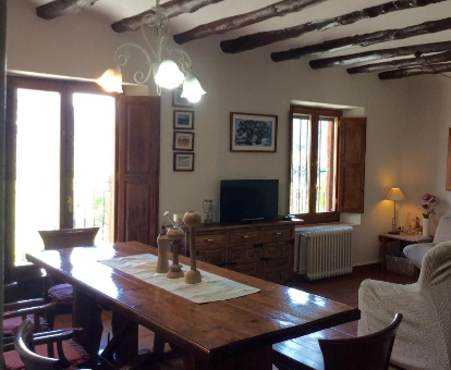 Foto de Villa Casa Rural pirine, donde se observa el comedor y parte de la zona de estar