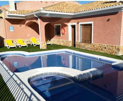 Foto de la Zona de la piscina en Villa Casa Rural del Puente Segura