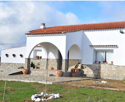Foto de casa rural la Veguilla donde se ve su entrada principal
