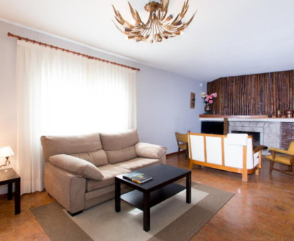 Foto de villa Colmenar donde se observa su sencilla y elegante sala de estar