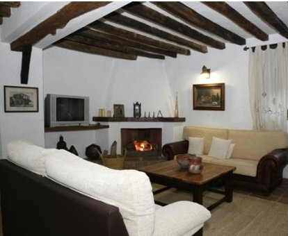Foto de Villa Cortijo Don Pablo donde se observa su sala de estar con chimenea