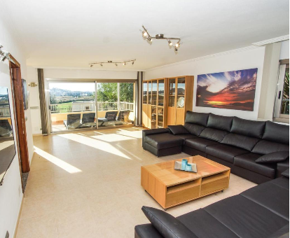 Foto de Costa Ibiza Villa donde se observa su amplia y moderna sala de estar