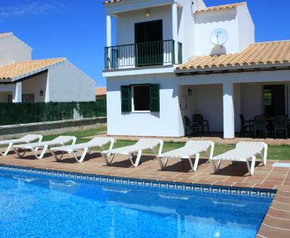 Foto de Villa fuegosol donde se observa el área de la piscina con las tumbonas a su lado