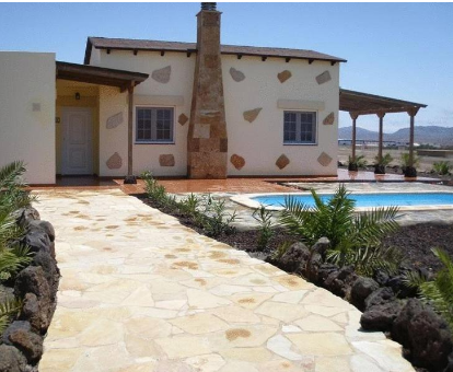 Foto de la entrada a Villa la Fuentita donde se puede ver parte dela piscina