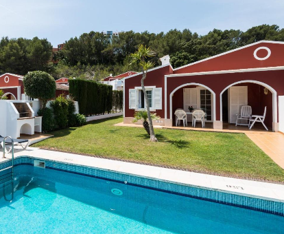 Foto de Villa Galdana donde se observa parte de la piscina y la zona de estar de la villa.