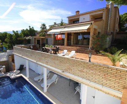 Foto de Villa Hanri con su excelente diistribución donde se observan dos niveles y la piscina