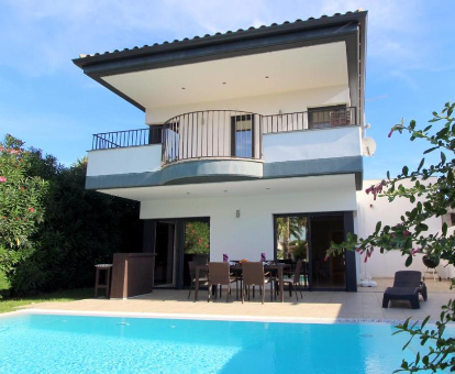 Foto de Villa Inmo Falconera, aquí se muestran los dos niveles, la terraza, zona de barcaboa y la piscina.