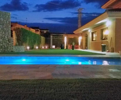 Foto de Villa la cantera rural con vista a la piscina al atardecer