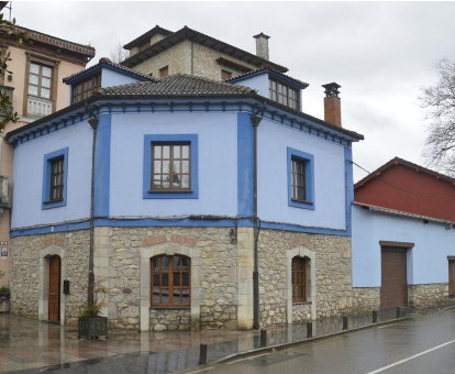 Foto de la fachada principal de La Casa azul de las Caldas