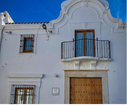 Foto de Villa la Hermandad de Villalba donde se ve su balcón y entrada.