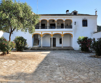 Foto de la entrada de Villa la Matilla donde se observa su amplitud