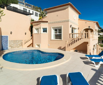 Foto de Holiday home Villa La Perla donde se observa su piscina y parte de la villa en su zona exterior