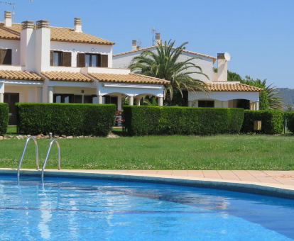 Foto de La Platera villa donde se puede ver la entrada a la villa, el jardín y la piscina.