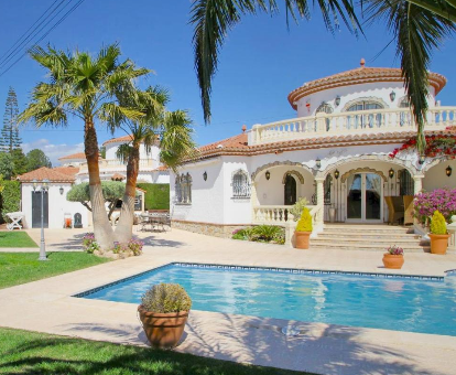 Foto de la entrada de villa Miami con vista a la piscina, donde se observa su hermosa terraza