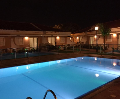 Foto de Los Leones Bungalow en la noche, tomadad desde la zona de la piscina