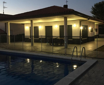 Foto de Villa Marina, donde se observa su sala de estar y las poltronas junto a la piscina